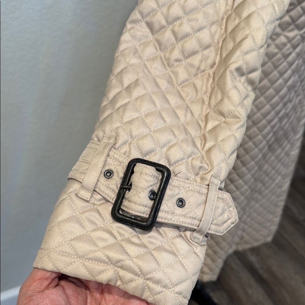 Authentic Burberry Quilted Coat with Removable Fur Collar - Picture 8 of 16